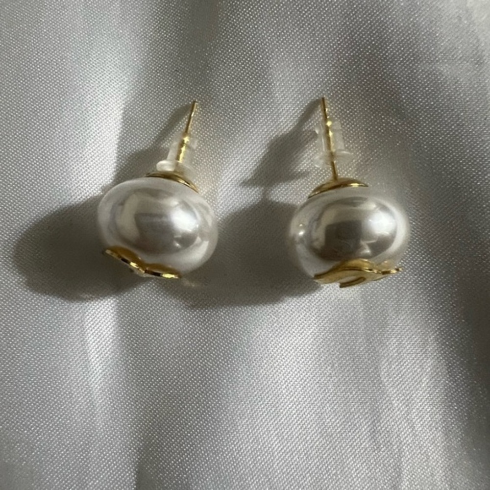 Faux Pearl Earrings I Women’s I Studs I Push back-style